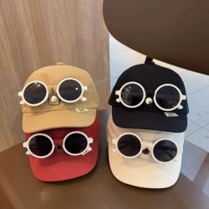 Casquette stylée pour enfant avec lunettes