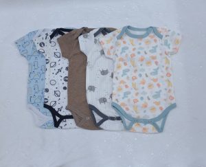 Ensemble de 5 bodies pour bébé garçon (0-6 mois) | Grenouillères en coton doux (Copie)
